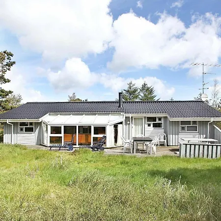 Three-bedroom In 20 * Aalbaek