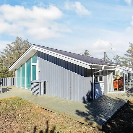 Three-bedroom In 20 Holiday home *