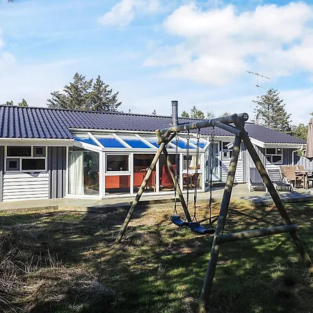 Holiday home Three-bedroom In 20 *