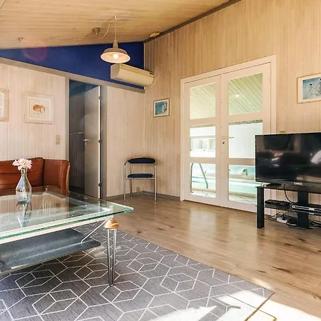 Three-bedroom In 20 * Aalbaek