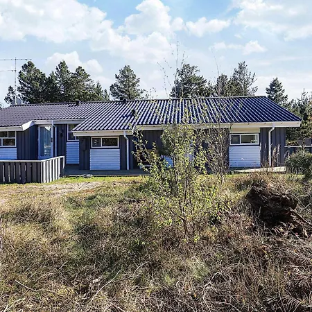 Three-bedroom In 20 Holiday home